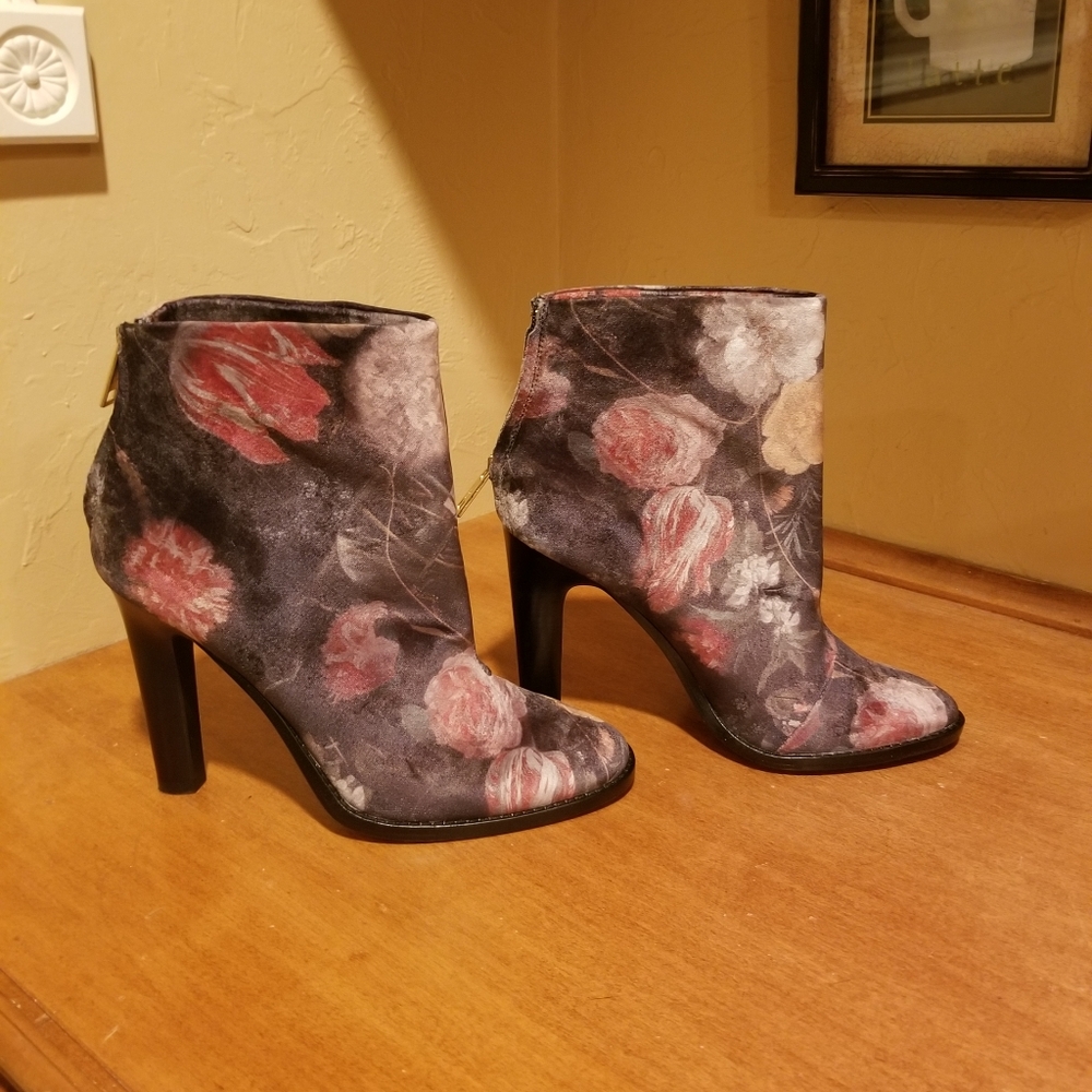 NWOT Joie Velvet Ankle boots size 39.5